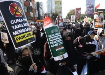 TOLAK RUU HIP. Massa yang tergabung dalam Forum Masyarakat Lampung (FML) dan ormas lainnya melakukan Apel Siaga Selamatkan Pancasila dan NKRI dari Ancaman Ideologi Komunisme di Bundaran Tugu Adipura Kota Bandar Lampung, Minggu (12/7). Ribuan warga tersebut menolak pembahasan Rancangan Undang-Undang (RUU) Haluan Ideologi Pancasila (HIP).
LAMPUNG POST/ZAINUDDIN