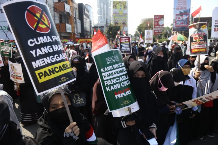 TOLAK RUU HIP. Massa yang tergabung dalam Forum Masyarakat Lampung (FML) dan ormas lainnya melakukan Apel Siaga Selamatkan Pancasila dan NKRI dari Ancaman Ideologi Komunisme di Bundaran Tugu Adipura Kota Bandar Lampung, Minggu (12/7). Ribuan warga tersebut menolak pembahasan Rancangan Undang-Undang (RUU) Haluan Ideologi Pancasila (HIP).
LAMPUNG POST/ZAINUDDIN