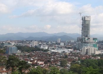 MENINGKATKAN PAD. Suasana Kota Bandar Lampung, salah satunya pembangunan sebuah hotel di Jalan Raden Intan, Selasa (7/7). Pemerintah Kota Bandar Lampung segera membentuk tim pengawasan terhadap retribusi pajak di rumah makan, hotel, dan hiburan hal itu dilakukan untuk meningkatkan pendapatan asli daerah (PAD) terutama dari sektor retribusi pajak.
LAMPUNG POST/SUKISNO