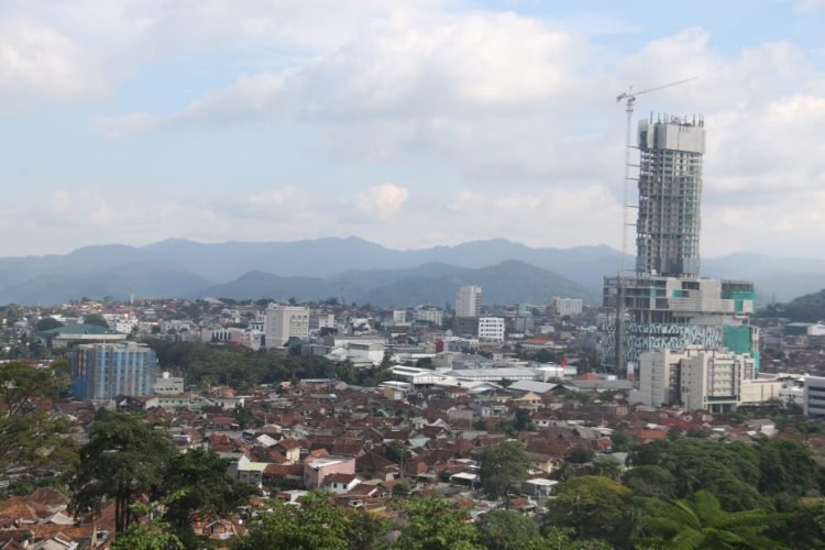 MENINGKATKAN PAD. Suasana Kota Bandar Lampung, salah satunya pembangunan sebuah hotel di Jalan Raden Intan, Selasa (7/7). Pemerintah Kota Bandar Lampung segera membentuk tim pengawasan terhadap retribusi pajak di rumah makan, hotel, dan hiburan hal itu dilakukan untuk meningkatkan pendapatan asli daerah (PAD) terutama dari sektor retribusi pajak.
LAMPUNG POST/SUKISNO