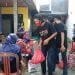 Kader Klasika saat membagikan bantuan paket sembako kepada warga sekitar, Minggu, 12 Juli 2020. Foto: Umar Robani