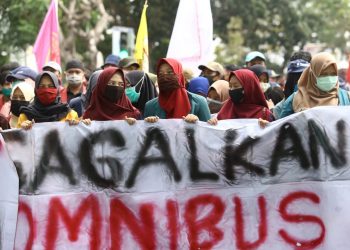 TOLAK UU OMNIBUS LAW. Massa saat berdemo di gerbang Gedung DPRD Lampung, Kamis (16/7). Aksi mahasiswa bersama buruh dan petani Lampung tersebut menolak dengan tegas pengesahan RUU Cipta Kerja karena bertentangan dengan UU No 15 Tahun 2019 Bab 2 Pasal 5 dan Bab 11 Pasal 96 tentang Perubahan UU No 12 Tahun 2011 tentang Pembentukan Peraturan Perundang-undangan.
LAMPUNG POST/ZAINUDDIN