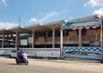 PASAR PULUNGKENCANA. Kondisi pembangunan pasar modern Pulungkencana di Tulangbawang Barat, Jumat (17/7). Proyek pembangunan pasar ini molor karena rekanan bermasalah. Akibatnya, ratusan pedagang Pasar Pulungkencana terpaksa harus bersabar tinggal lebih lama di pasar sementara hingga pertengahan 2021.
LAMPUNG POST/AHMAD SOBIRIN