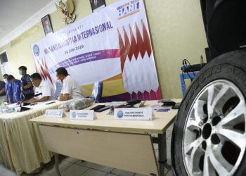 AMANKAN 6969 EKSTASI. Badan Narkoktika Nasional Provinsi (BNNP) Lampung saat ekpose di Kantor BNNP Lampung, Kamis (2/7). BNNP Lampung menggagalkan peredaran ekstasi sebanyak 6.969 butir, yang di simpen dalam ban serep.
LAMPUNG POST / ZAINUDDIN