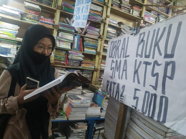 BUKU BEKAS. Seorang siswa mencari buku referensi untuk belajar secara daring di toko buku bekas Ramayana Bandar Lampung, Senin (20/7). Toko buku bekas cukup diminati karena harganya jauh lebih murah.
n LAMPUNG POST/SUKISNO