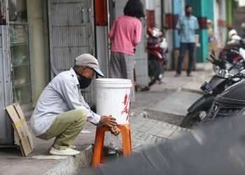 PROTOKOL KESEHATAN. Seorang warga sedang mencuci tangan yang disiapkan di depan toko di Jalan Hayam Wuruk, Bandar Lampung, Selasa (21/7). Sanksi tegas pelanggar protokol kesehatan diberlakukan untuk masyarakat dan pemilik tempat-tempat usaha yang abai. Apalagi kini masih banyak pemilik tempat usaha yang tidak menyiapkan tempat cuci tangan, sabun, dan hand sanitizer.
LAMPUNG POST/ZAINUDDIN