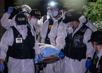 JENAZAH WALI KOTA SEOUL. Polisi membawa jenazah Wali Kota Seoul Park Won-soon yang ditemukan saat operasi pencarian di Seoul, Korea Selatan, Jumat (10/7).
n AFP/Ed JONES