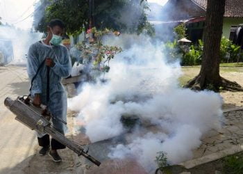 KASUS DBD. Petugas melakukan pengasapan (fogging) guna mencegah penyakit demam berdarah dengue (DBD) di lingkungan Kelurahan Sukamenanti, Bandar Lampung, Lampung, Jumat (3/7).ANTARA FOTO/ARDIANSYAH