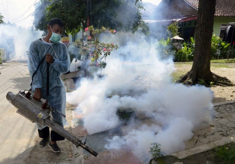 KASUS DBD. Petugas melakukan pengasapan (fogging) guna mencegah penyakit demam berdarah dengue (DBD) di lingkungan Kelurahan Sukamenanti, Bandar Lampung, Lampung, Jumat (3/7).ANTARA FOTO/ARDIANSYAH