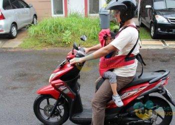 Hati-hati saat membonceng anak naik motor. (DOK)