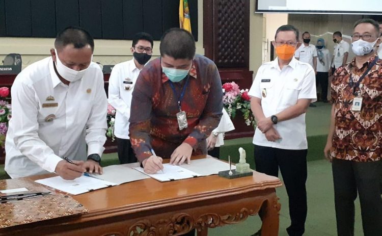 Sekretaris Daerah Provinsi Lampung, Fahrizal Darminto, menghadiri acara Penandatanganan Addendum Perjanjian Kerjasama dan Monitoring Evaluasi Pelaksanaan Jamkesda Provinsi Lampung di Gedung Pusiban, Rabu, 1 Juli 2020. Dok 