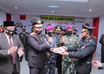 BERI KEJUTAN. Komandan Brigif 4 Mar/BS Kol (Mar) Nawawi, Komandan Lanal Lampung, dan Gubernur Lampung Arinal Djunaidi memberikan kejutan kepada Kapolda Lampung Irjen Purwadi Arianto, di Mapolda, kemarin. LAMPUNG POST/DOK POLDA LAMPUNG