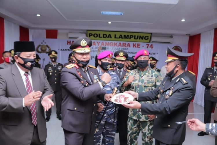 BERI KEJUTAN. Komandan Brigif 4 Mar/BS Kol (Mar) Nawawi, Komandan Lanal Lampung, dan Gubernur Lampung Arinal Djunaidi memberikan kejutan kepada Kapolda Lampung Irjen Purwadi Arianto, di Mapolda, kemarin. LAMPUNG POST/DOK POLDA LAMPUNG