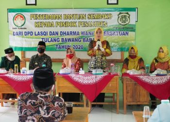 SAMPAIKAN SAMBUTAN. Ketua DPD Lembaga Qosidah Indonesia Kabupaten Tubaba Kornelia Umar menyampaikan sambutan di Pondok Pesantren Nurul Hidayah Kecamatan Lambukibang, Kamis (2/7). LAMPUNG POST/AHMAD SOBIRIN