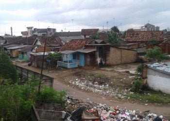 PERMUKIMAN TERPADAT. Permukiman terpadat di Kabupaten Lampung Utara yakni Kelurahan Cempedak, Kecamatan Kotabumi, dengan luas areal 3,5 hektare. Wilayah tersebut dihuni 3.148 jiwa penduduk, Selasa (7/7). n LAMPUNG POST/YUDHI HARDIYANTO