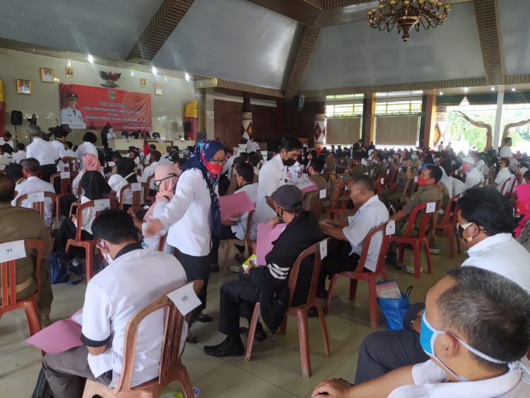 TERIMA SK. Ratusan pegawai fungsional di lingkungan Pemkab Lampung Tengah menerima SK kenaikan pangkat pegawai di Lamteng. n LAMPUNG POST/WAHYU PAMUNGKAS