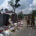 SAMPAH DI JALAN. Anggota Polisi Pamong Praja Lampung Barat menemukan tumpukan sampah berceceran hingga ke badan jalan. n DOK POL PP LAMBAR