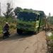 AMBLES. Truk Fuso bermuatan jagung ambles di ruas jalan Simpang Palas—Bandanhurip, Kecamatan Palas, Senin (20/7). LAMPUNG POST/ARMANSYAH