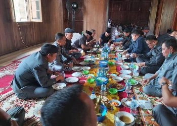MAKAN BERSAMA. Bupati Tulangbawang Barat (Tubaba) Umar Ahmad dan Wakil Bupati Tubaba Fauzi Hasan makan bersama dengan pimpinan dan anggota Dewan di kota budaya Uluan Nughik, Rabu (29/7). LAMPUNG POST/MERWAN