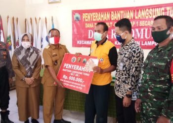 NIK BERMASALAH. Penyaluran BLT-DD tahap pertama di Desa Rejomulyo, Kecamatan Palas, Lampung Selatan, masih ditemukan NIK yang bermasalah, Selasa (7/7). n LAMPUNG POST/ARMANSYAH