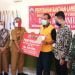 NIK BERMASALAH. Penyaluran BLT-DD tahap pertama di Desa Rejomulyo, Kecamatan Palas, Lampung Selatan, masih ditemukan NIK yang bermasalah, Selasa (7/7). n LAMPUNG POST/ARMANSYAH