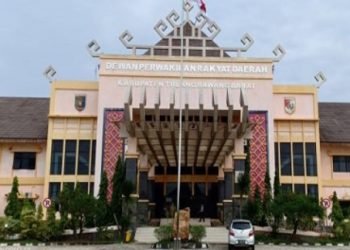 REHAB GEDUNG. Gedung DPRD Tubaba di kompleks pemkab di Tiyuh Panaragan direhab. Meski demikian, aktivitas dewan tetap bekerja seperti biasa, Rabu (8/7). n LAMPUNG POST/MERWAN