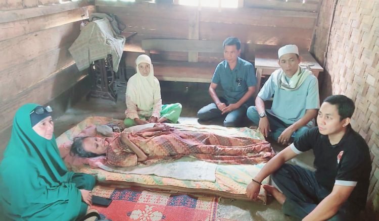 KUNJUNGI RUMLAH. Komunitas Jumat Berbagi dan Badan Kontak Majelis Taklim Lampung Utara mengunjungi Rumlah dan memberikan bantuan, Jumat(17/7). LAMPUNG POST/FAJAR NOFITRA