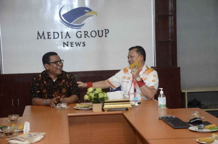 KUNJUNGAN IKE EDWIN. Bakal calon wali kota Bandar Lampung jalur independen Ike Edwin saat berkunjung ke Lampung Post dan disambut Pemimpin Redaksi Lampung Post Iskandar Zulkarnain, Rabu (29/7). Dalam kunjungannya Ike Edwin menjelaskan visi dan misinya untuk Kota Bandar Lampung ke depan.
LAMPUNG POST/HENDRIVAN GUMALA