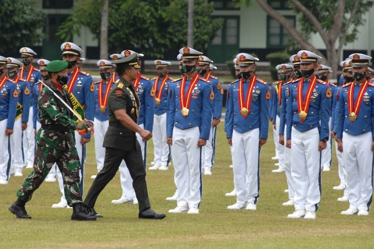 PENUTUPAN PENDIDIKAN AKADEMI MILITER. Kepala Staf Angkatan Darat (KSAD) Jenderal TNI Andika Perkasa (kanan) memeriksa pasukan saat penutupan pendidikan dan wisuda taruna/taruni Akmil tingkat IV TA 2020 di kompleks Akademi Militer Magelang, Jawa Tengah, Senin (6/7). Sebanyak 234 taruna dan 20 taruni mengikuti wisuda prajurit dan selamnjutnya akan dilantik menjadi perwira muda TNI AD berpangkat letnan dua dengan gelar sarjana terapan pertahanan (STHan).
ANTARA FOTO/ANIS EFIZUDIN