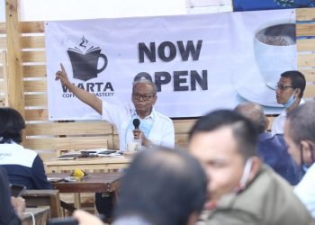 DISKUSI. Tokoh pers Lampung, Bambang Eka Wijaya, saat diskusi tata cara penulisan kolom usai peresmian Warta Kopi, di Kantor PWI Lampung, Selasa (7/7). Ia menilai pemerintah dan DPR harus segera merevisi sejumlah pasal dalam Undang-Undang Nomor 11 Tahun 2008 tentang Informasi dan Transaksi Elektronik (ITE).
n LAMPUNG POST/ZAINUDDIN