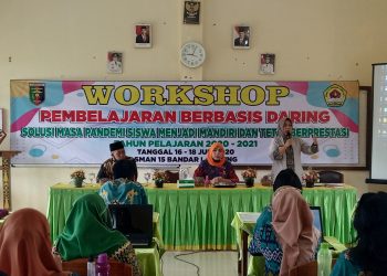 WORKSHOP PEMBELAJARAN DARING. Kabid PSMA Disdikbud Lampung Desmarina bersama Kepala SMAN 15 Bandar Lampung Maria Habiba saat Workshop bertajuk Pembelajaran Berbasis Daring Solusi Masa Pandemi, Siswa Mandiri dan Tetap Berprestasi, Kamis (16/7). Sekolah pada tahun ajaran baru 2020/2021 masing menggunakan metode daring dalam pembelajaran. Hal itu status epidemiologi Covid-19 masih mengalami peningkatan.
LAMPUNG POST/UMAR ROBBANI
