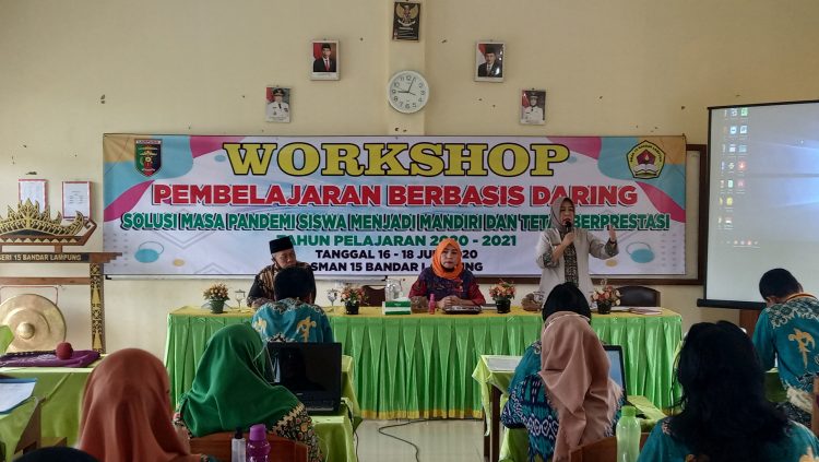 WORKSHOP PEMBELAJARAN DARING. Kabid PSMA Disdikbud Lampung Desmarina bersama Kepala SMAN 15 Bandar Lampung Maria Habiba saat Workshop bertajuk Pembelajaran Berbasis Daring Solusi Masa Pandemi, Siswa Mandiri dan Tetap Berprestasi, Kamis (16/7). Sekolah pada tahun ajaran baru 2020/2021 masing menggunakan metode daring dalam pembelajaran. Hal itu status epidemiologi Covid-19 masih mengalami peningkatan.
LAMPUNG POST/UMAR ROBBANI