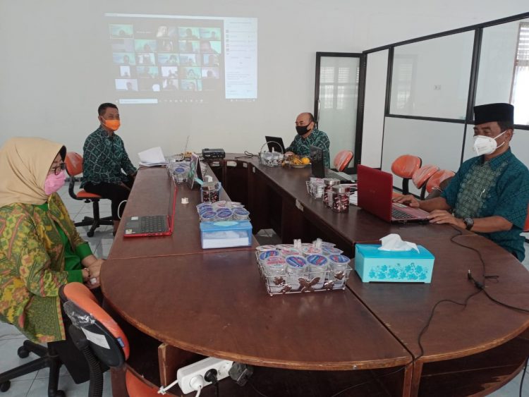 RAKORDA DARING. BAN S/M Provinsi Lampung mengadakan rakorda daring yang diikuti 215 peserta dari Disdik, Kanwil Kemenag kabupaten/kota, dan partisipan, Selasa (28/7). LAMPUNG POST/ANDI APRIADI