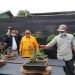 BONSAI. Bupati Lampung Barat Parosil dan Wakil Bupati Lampung Barat Mad Hasnurin menghadiri kopi darat Perkumpulan Penggemar Bonsai Indonesia (PPBI) cabang Lampung Barat bersama anggota Bonsai Community (LBC), Sabtu (25/7) di Cafe Omah Kayu, Way Mengaku, Balikbukit, Lampung Barat.
n LAMPUNG POST/ELIYAH