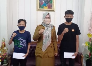 BANTUAN. Dua pelajar menerima bantuan dari Bunda PAUD Provinsi Lampung Riana Sari Arinal Junaidi lewat Kabid PKLK Diona Katarina. Beberapa waktu lalu diketahui ada sejumlah siswa yang melakukan belajar daring di dekat sarang ular. Hal itu dilakukan agar bisa mendapatkan akses internet secara gratis.
ISTIMEWA