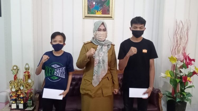 BANTUAN. Dua pelajar menerima bantuan dari Bunda PAUD Provinsi Lampung Riana Sari Arinal Junaidi lewat Kabid PKLK Diona Katarina. Beberapa waktu lalu diketahui ada sejumlah siswa yang melakukan belajar daring di dekat sarang ular. Hal itu dilakukan agar bisa mendapatkan akses internet secara gratis.
ISTIMEWA
