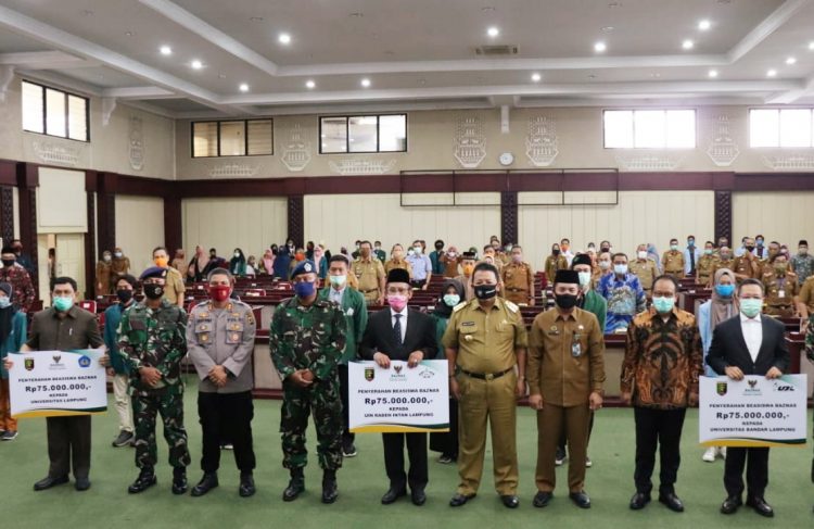 BEASISWA BAZNAS. Gubernur Lampung, Arinal Djunaidi bersama Plt Ketua  Baznas Provinsi Lampung, Abdurrahman, Kepala Kantor Wilayah Kemenag Lampung Juanda Naim, Rektor UIN Moh Mukri, Rektor UBL M Yusuf S Barusman, Wakil Rektor Unila III Yuliyanto usai menyerahkan beasiswa kepada mahasiswa berprestasi kurang mampu dan mahasiswa tahfiz Al-Qur’an dari Baznas Provinsi Lampung di Gedung Pusiban Kompleks Kantor Gubernur, Selasa (21/7).
LAMPUNG POST/TRIYADI ISWORO