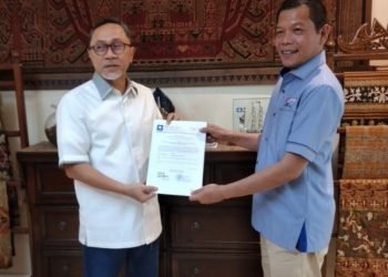Ketua Umum DPP PAN Zulkifli Hasan saat menyerahkan surat rekomendasi kepada Bacabup Lamsel Hipni yang akan maju dalam Pilkada Lamsel 2020 di Kediamannya di Cipinang Raya, Jakarta Selatan, Selasa (21/7/2020). Dok.
