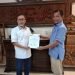 Ketua Umum DPP PAN Zulkifli Hasan saat menyerahkan surat rekomendasi kepada Bacabup Lamsel Hipni yang akan maju dalam Pilkada Lamsel 2020 di Kediamannya di Cipinang Raya, Jakarta Selatan, Selasa (21/7/2020). Dok.