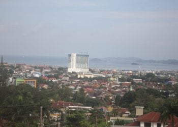 PENDAPATAN PBB TURUN. Suasana Kota Bandar Lampung di Teluk Lampung, beberapa waktu yang lalu. Pemkot Bandar Lampung menyesuaikan target pendapatan asli daerah (PAD) dari sektor pajak bumi dan bangunan (PBB). Kepala Badan Pengelola Pajak dan Retribusi Daerah (BPPRD) Yanwardi mengatakan target PAD dari sektor PBB Pemkot Bandar Lampung turun Rp100 miliar dari Rp320 miliar menjadi Rp220 miliar.
LAMPUNG POST/SUKISNO