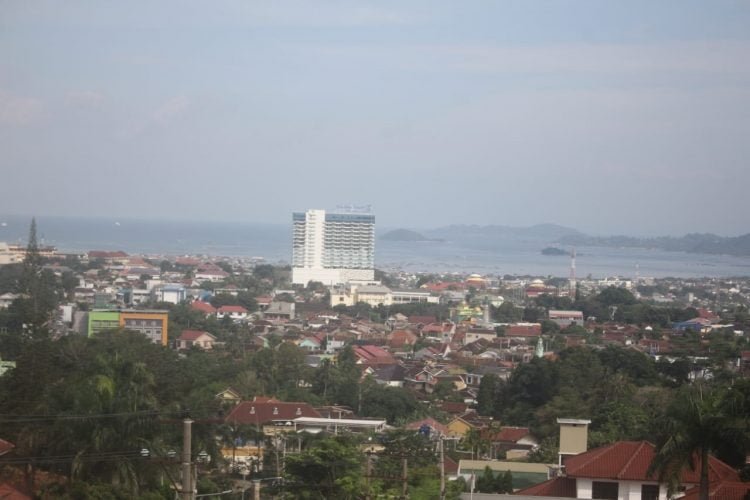 PENDAPATAN PBB TURUN. Suasana Kota Bandar Lampung di Teluk Lampung, beberapa waktu yang lalu. Pemkot Bandar Lampung menyesuaikan target pendapatan asli daerah (PAD) dari sektor pajak bumi dan bangunan (PBB). Kepala Badan Pengelola Pajak dan Retribusi Daerah (BPPRD) Yanwardi mengatakan target PAD dari sektor PBB Pemkot Bandar Lampung turun Rp100 miliar dari Rp320 miliar menjadi Rp220 miliar.
LAMPUNG POST/SUKISNO
