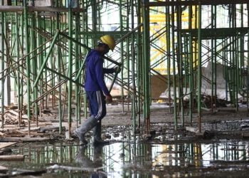 PASAR SMEP. Pekerja beraktivitas saat pembangunan Pasar SMEP Bandar Lampung, Kamis (9/7). Menurut seorang pekerja, pembangunan pasar tersebut kini sudah mencapai 40%.
n LAMPUNG POST/ZAINUDDIN