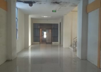 Jika hujan tiba, air mengucur deras dari sela sela atap di kantor bupati Mesuji. LAMPUNG POST/RIDWAN ANAS