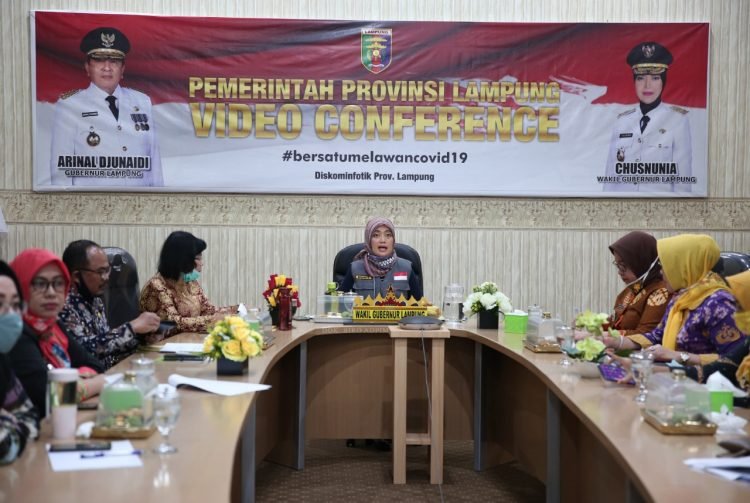 Wakil Gubernur Lampung Chusnunia Chalim saat rapat Evaluasi Kinerja P2TP2A Kabupaten/Kota Se-Provinsi Lampung (virtual meeting), di Ruang Command Center, Dinas Kominfotik Provinsi Lampung, Bandar Lampung, Jum'at (10/7/2020). DOK HUMAS