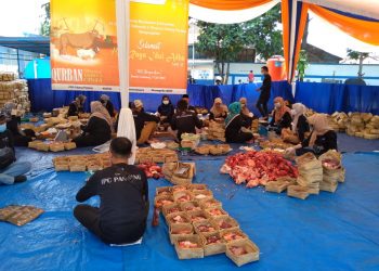 Pelindo Antar 1.700 Paket Daging ke Warga