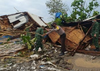 10 Orang Selamat dari Tertimpa Rumah