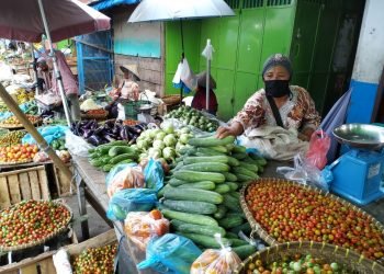 Geliat perekonomian membuat usaha rumah mengajukan izin produk industri rumah tangga. (LAMPUNG POST/ZAINUDDIN)