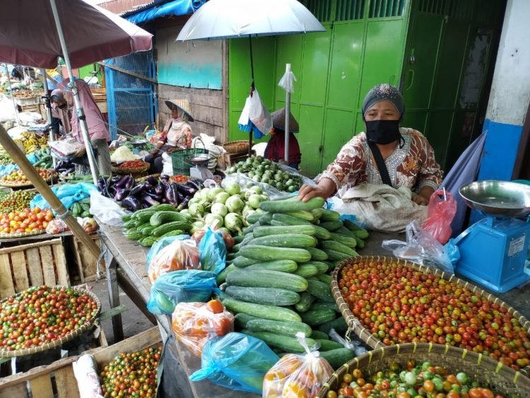 Geliat perekonomian membuat usaha rumah mengajukan izin produk industri rumah tangga. (LAMPUNG POST/ZAINUDDIN)