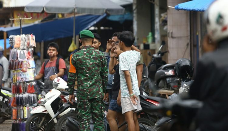 Patroli bagi warga yang tak menggunakan masker dikenakan sanksi hingga denda. (DOK.LAMPUNG POST)