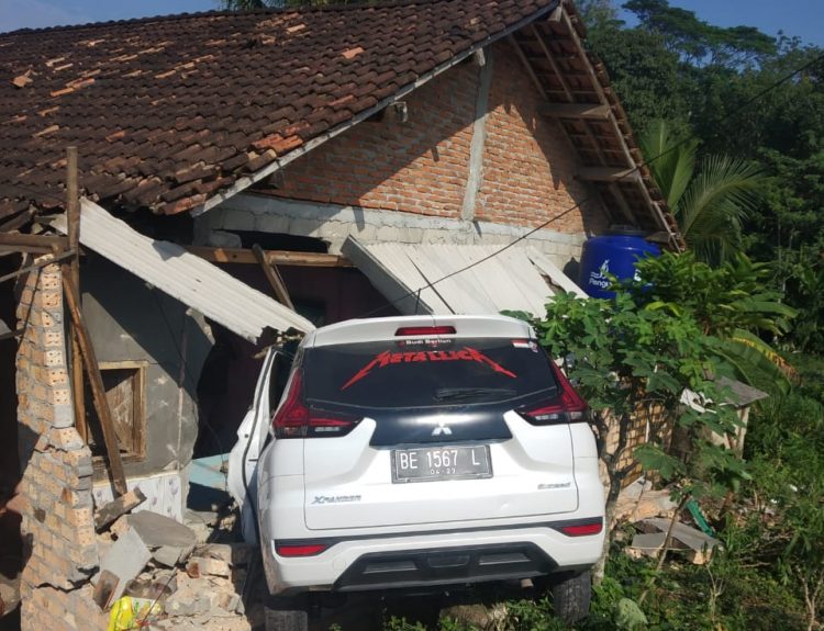 Xpander Seruduk Rumah